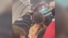 DRAMA NA LETU ZA TURSKU Pijani muškarac tukao sve redom u avionu, sve gledalo izbezumljeno dete! HAOS krenuo posle 1 rečenice