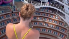 AKO STE PLAŠLJIVI, NE GLEDAJTE Devojka skočila u bazen na kruzeru s velike visine, oduševila ceo svet i dobila milion lajkova!