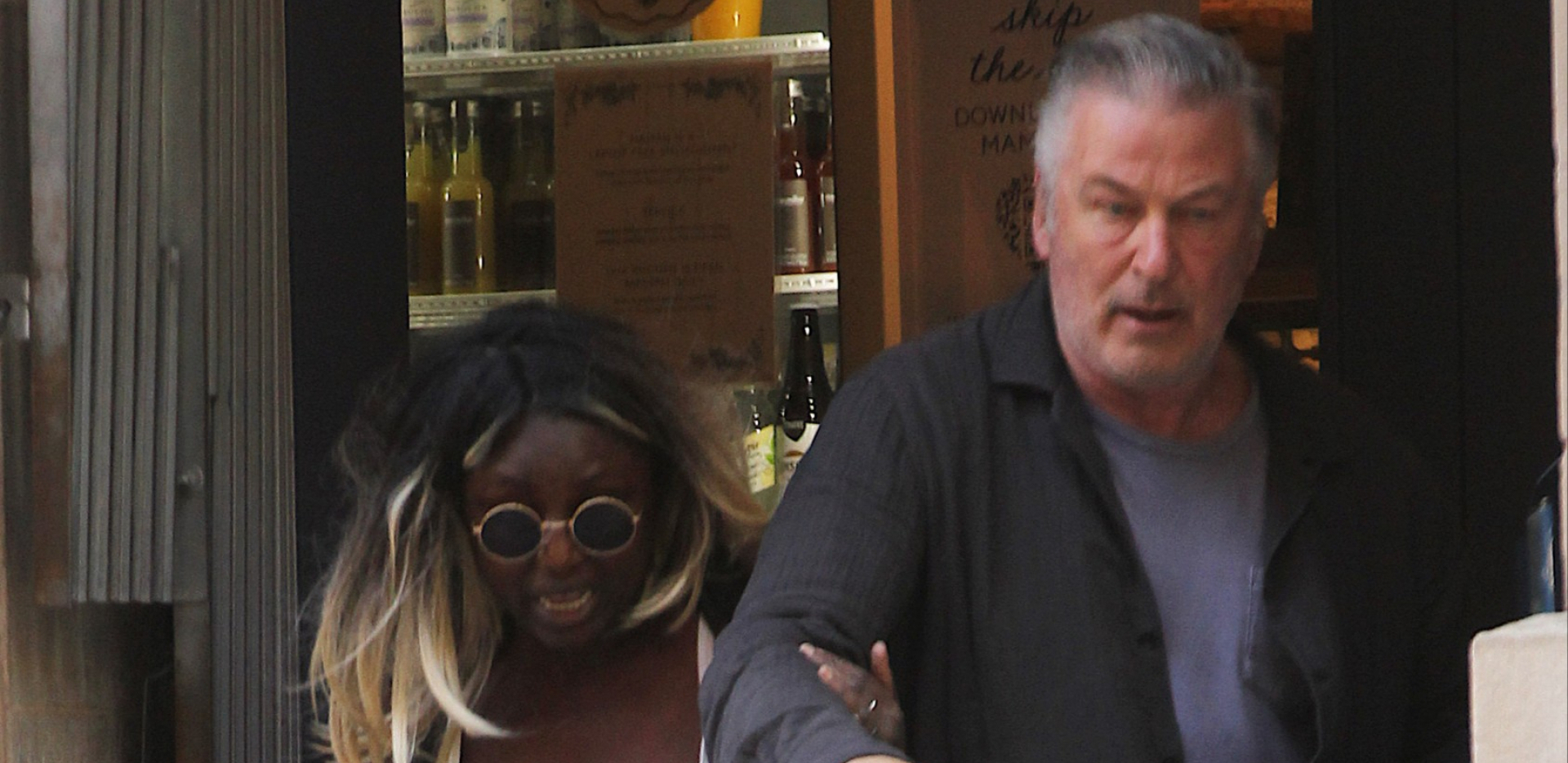 ALEK BOLDVIN SE NAŠAO U CENTRU SKANDALA Glumac izbio devojci telefon iz ruke, ona ga psuje, nastao haos u kafiću!