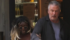 ALEK BOLDVIN SE NAŠAO U CENTRU SKANDALA Glumac izbio devojci telefon iz ruke, ona ga psuje, nastao haos u kafiću!