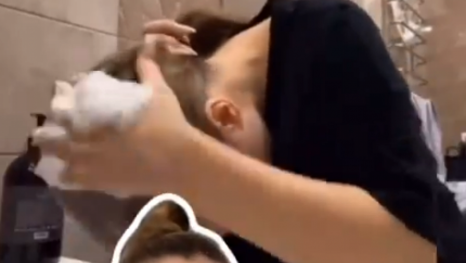 DEVOJKA IZAZVALA BURU NA MREŽAMA ZBOG NAČINA NA KOJI PERE KOSU Bljak, ogavno je! (VIDEO)