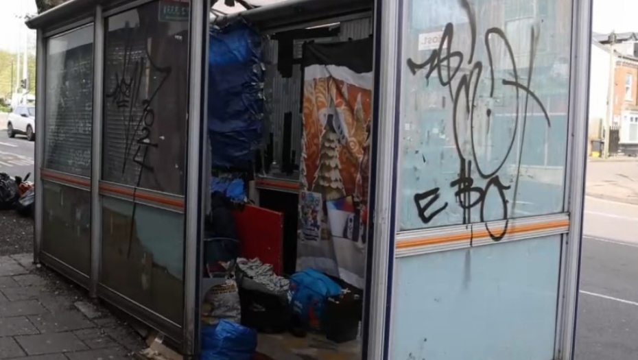 KORISTE AUTOBUSKU STANICU UMESTO KUĆE Majka, dečko i njena kćerka potražili zaklon na stajalištu, preti im izbacivanje! (VIDEO)