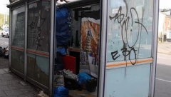 KORISTE AUTOBUSKU STANICU UMESTO KUĆE Majka, dečko i njena kćerka potražili zaklon na stajalištu, preti im izbacivanje! (VIDEO)