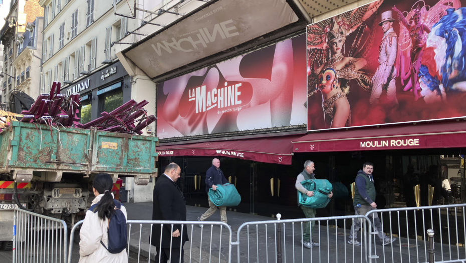 PRVE FOTOGRAFIJE MULEN RUŽA Teško oštećen jedan od najpoznatijih simbola Pariza (FOTO)