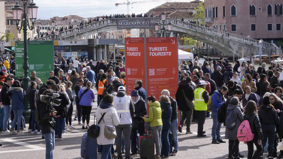 VENECIJA NA NOGAMA Građani protestuju zbog naplate ulaska u grad (FOTO)
