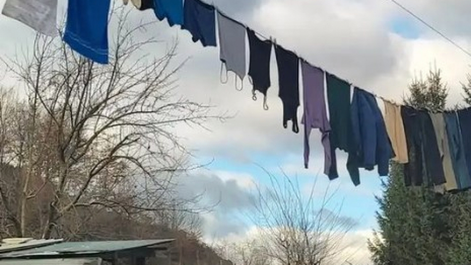 ZA BRZO SUŠENJE NA 250 VOLTI Bizarni prizor iz komšiluka hit je na internetu, "u ovom selu se ne boje struje"