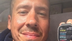 EVO SA KIM JE NIKOLA ROKVIĆ KRENUO PEŠAKA KA GRČKOJ Pevač nije sam na putovanju, a ovo su njegovi saputnici!