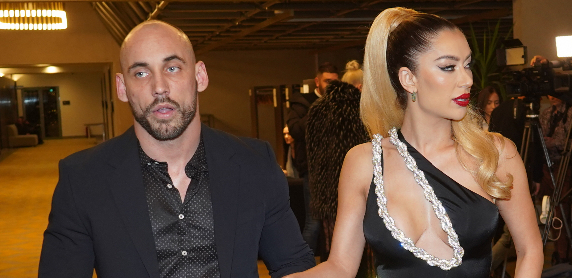 ISPLIVALE VRELE SCENE TEE TAIROVIĆ SA DEČKOM On bez majice strasno ljubi pevačicu, njegovo mišićavo telo u prvom planu