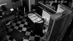 KAO U STARA VREMENA, PINK PANTER KAO SPECIJALAC UPAO U POZNATU ZLATARU! Taktički izbegao detektore, a onda je kilograme zlata spakovao U TORBU! (VIDEO)