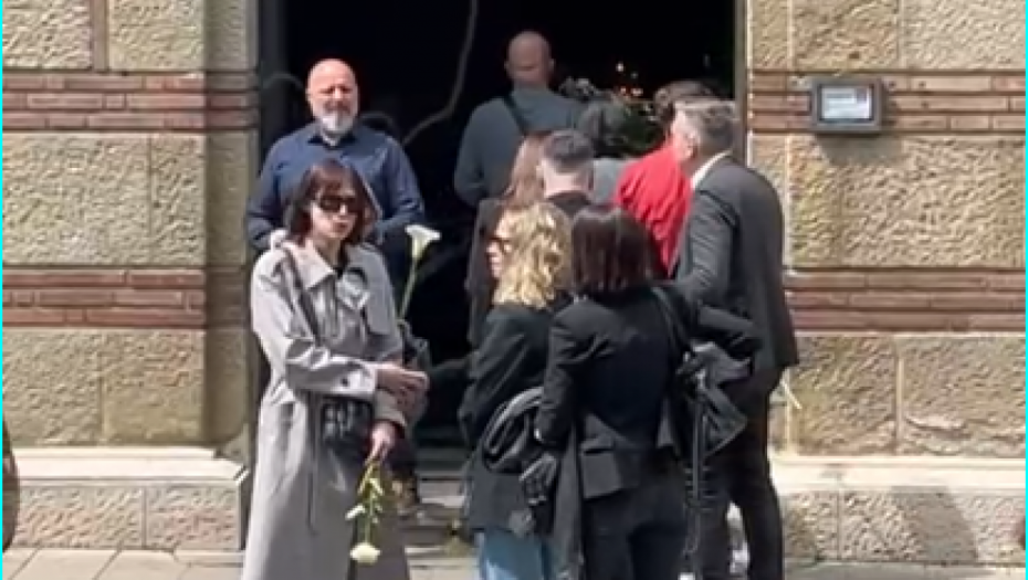BOLNE SCENE NA SAHRANI BOJANE JANKOVIĆ! Koleginica zajecala na sav glas, a stigla je i ona!