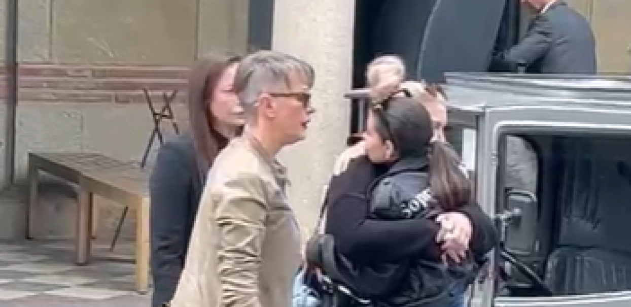 PEVAČICA GRCA U SUZAMA! Slomljena od tuge stigla na sahranu Bojane Jankovic