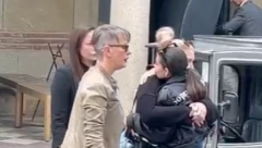 PEVAČICA GRCA U SUZAMA! Slomljena od tuge stigla na sahranu Bojane Jankovic