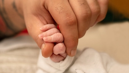 UMRLA BEBA ROĐENA IZ UTROBE UBIJENE MAJKE Kraj svake nade, devojčica će biti sahranjena pored nje