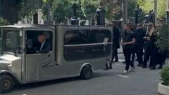 KRENULA POVORKA KA GROBNOM MESTU Porodicu pridržavaju prijatelji, od tuge jedva stoje na nogama!
