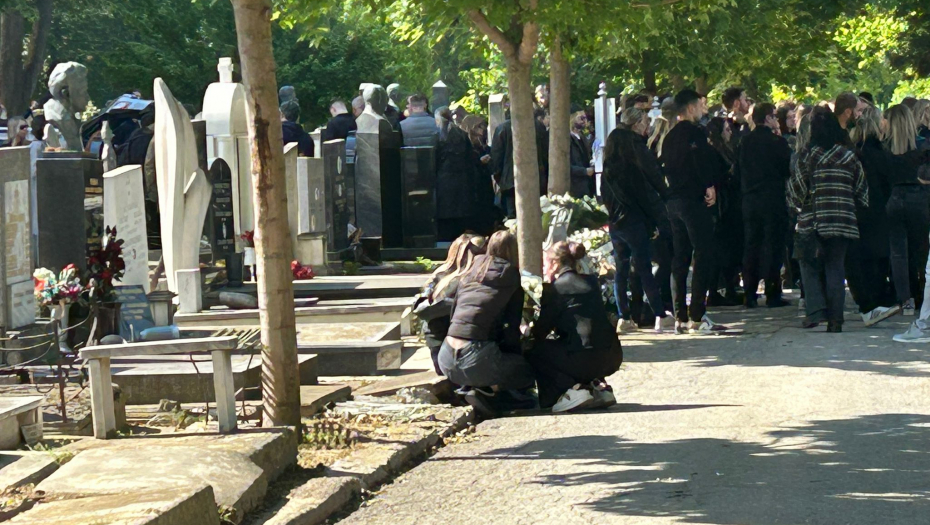 ĆERKA BOJANE JANKOVIĆ POTPUNO SLOMLJENA Drugarice odmah pritrčale, drže je i teše, tužne scene nakon sahrane voditeljke