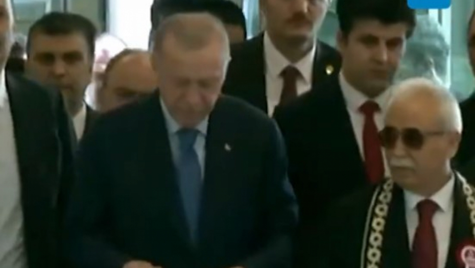 ŠTA RADIŠ TO, ČOVEČE!? Snimak Erdogana sa telohraniteljem obišao svet, Turska u neverici! (VIDEO)