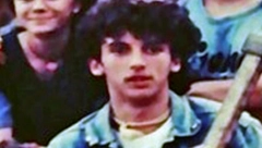 NIKADA NE BISTE POGODILI O KOM PEVAČU JE REČ! Danas je u klinču sa državom, njegove pesme svi znate, a žene ga obožavaju