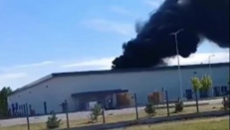 GUST CRNI DIM KULJA IZ FABRIKE Vidljiv u celom gradu (VIDEO)