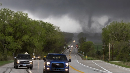 TORNADO ODNEO PET ŽIVOTA, IMA I POVREĐENIH! Oluja čupala drveće, oborila dalekovode: Putevi širom zemlje blokirani!