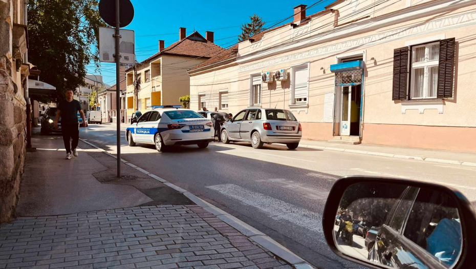 LANČANI SUDAR U CENTRU ČAČKA Putnički automobili se zakucali jedan u drugi