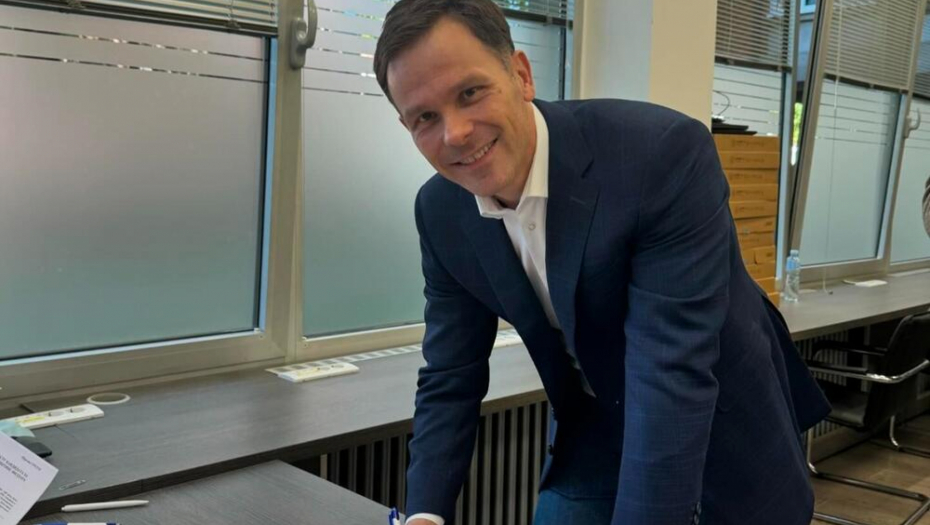 IMAMO VIZIJU ZA BEOGRAD SUTRA Siniša Mali dao potpis podrške listi “Aleksandar Vučić - Zvezdara sutra”