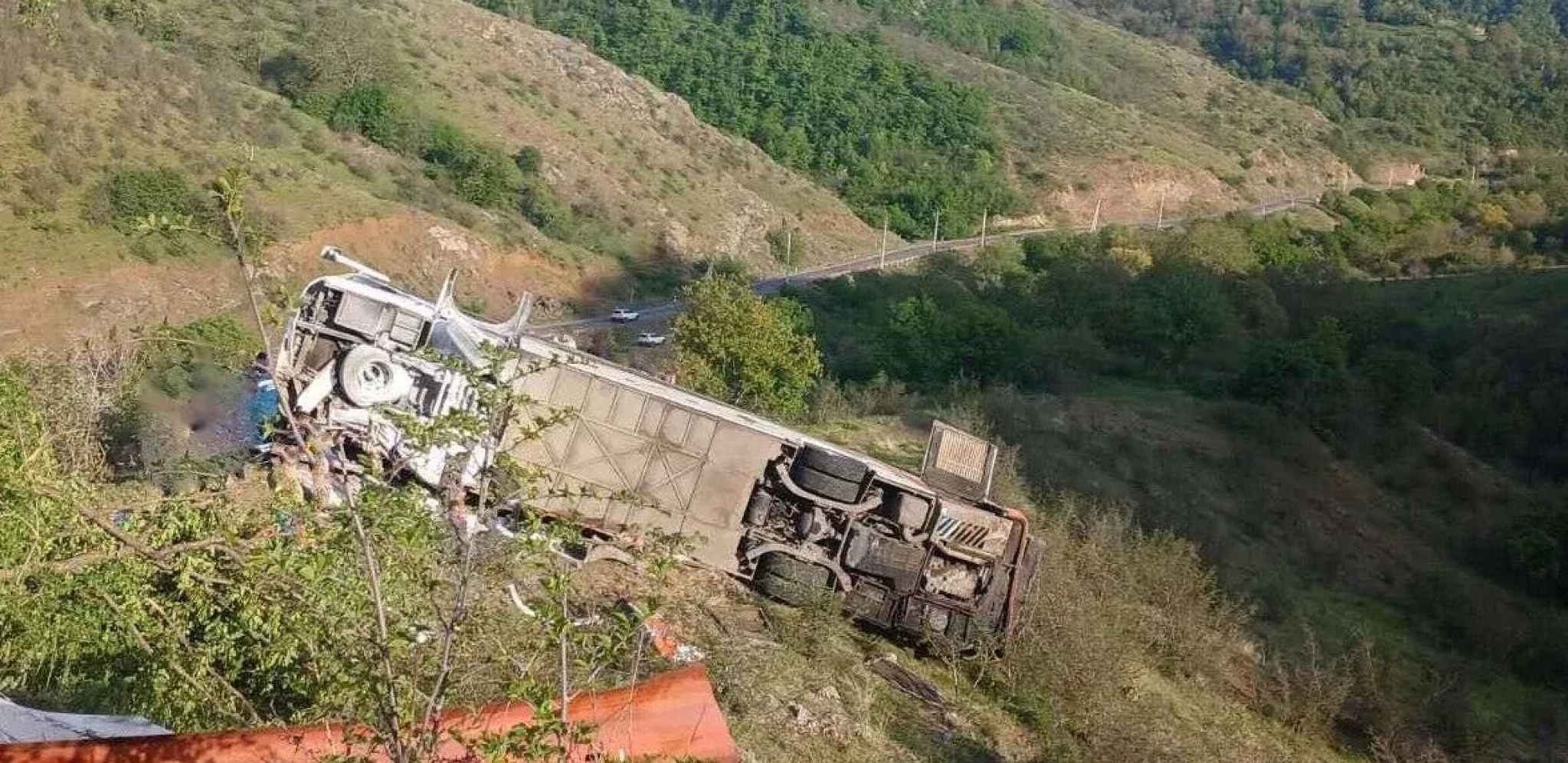 TRAGEDIJA! AUTOBUS SE SURVAO U PROVALIJU Ima mrtvih i povređenih (FOTO)