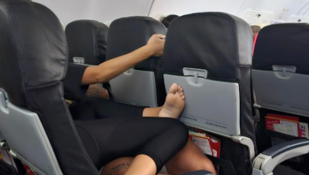 DODATNO PLATILA MESTO U AVIONU PORED PROZORA, A DOBILA KATASTROFU Napravila selfi da pokaže razočaranje!