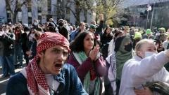 RAZBIJENE DEMONSTRACIJE U BOSTONU Policija uhapsila 23 studenta (FOTO)