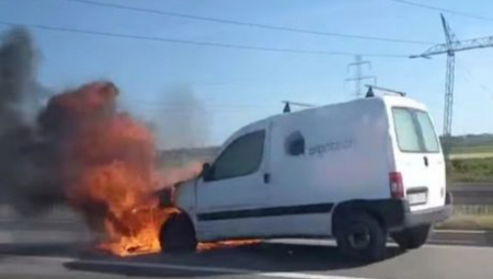 GORI VOZILO U ZAUSTAVNOJ TRACI Požar na auto-putu "Miloš Veliki"
