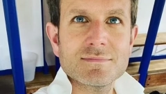 PACIJENTI ČEKAJU U REDU, A ON BLUDNIČI Doktor imao intimne odnose u ordinaciji i sve snimao, pa slao medicinskoj sestri!