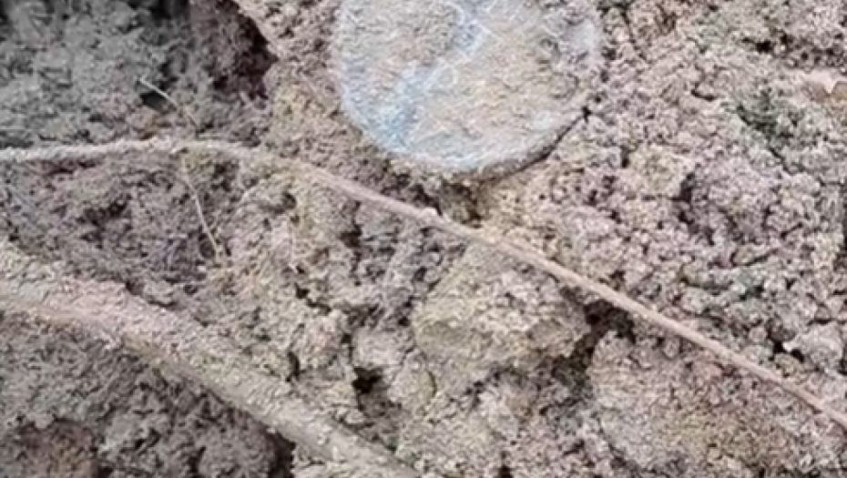 IZVUKAO GA IZ BLATA Muškarac u šumi pronašao predmet star 250 godina, evo kome je pripadao (FOTO/VIDEO)