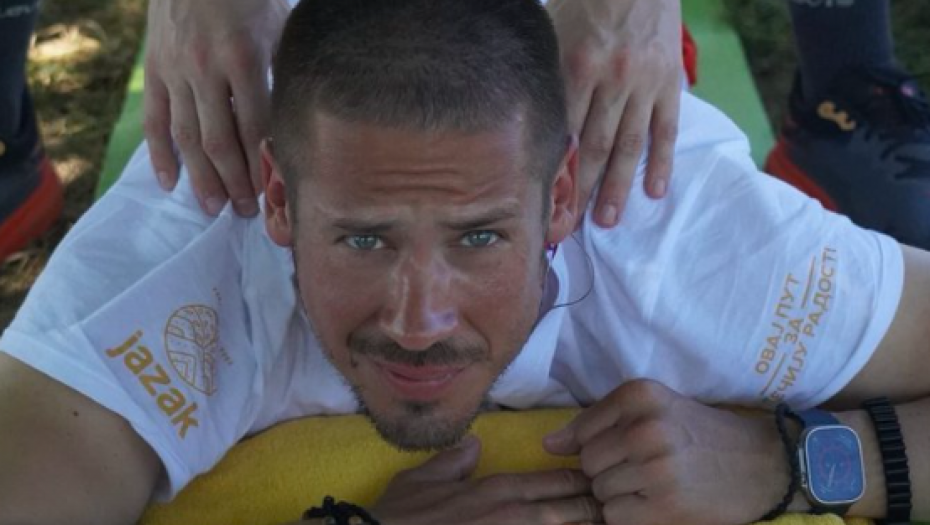 NIKOLA ROKVIĆ SNIMA FILM PUTUJUĆI KA GRČKOJ Pevačev dokumentarac će uskoro ugledati svetlost dana!
