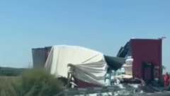 TEŠKA NESREĆA KOD KOVILJA Kamion prevrnut i zgužvan, teret rasut po putu (VIDEO)