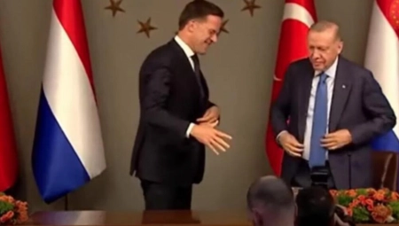 ŠOK SCENA NA SASTANKU ERDOGANA I RUTEA: Holandski premijer sav srećan pružio ruku, ali turski lider imao DRUGE PLANOVE (VIDEO)
