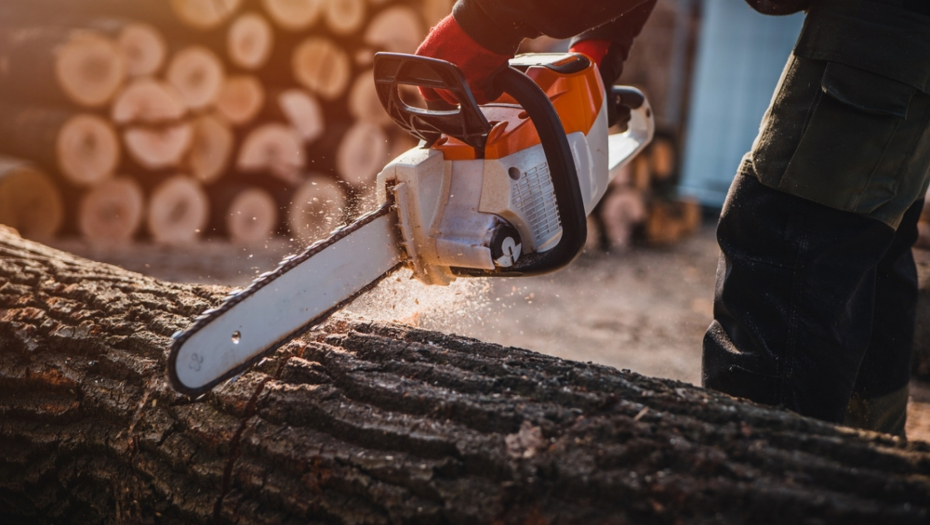 STRAVA I UŽAS U BEOGRADU Muškarac isekao ruke motornom testerom