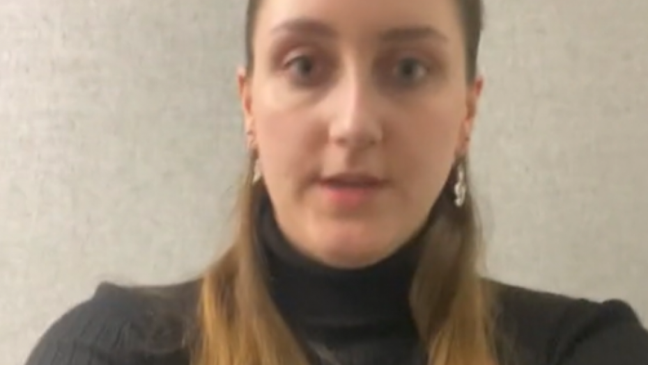 OVO JE LUDO! Devojka pokazala kakvu sobu imaju na poslu, ušla unutra i počela da VRIŠTI (VIDEO)