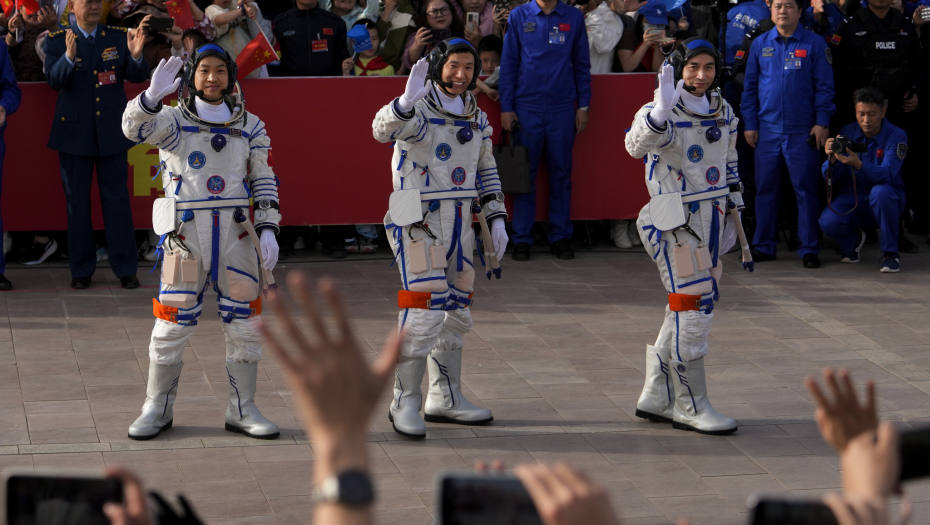 USPEŠNA MISIJA Kineski astronauti sleteli na Zemlju posle 6 meseci u orbitalnoj stanici (FOTO)