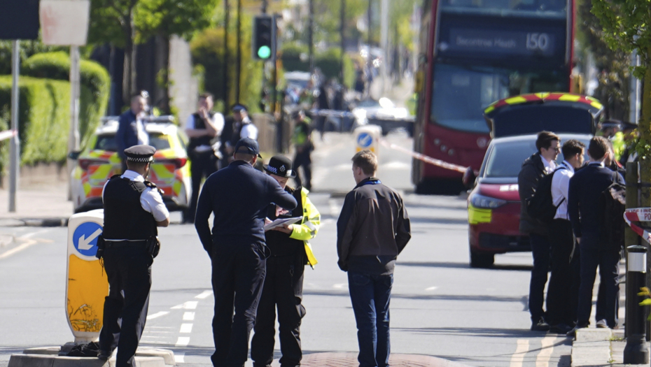 DETE (11) I ŽENA IZBODENI NA GRADSKOM TRGU Londonska policija se odmah oglasila