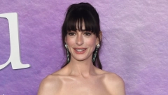 CRVENO NA RADOST En Hatavej u haljini sa istaknutim dekolteom i dubokim šlicem privukla pažnju svih prisutnih