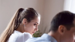 U ORMARU PRONAŠAO KUTIJU PUNU PREVARE Muž hteo da iznenadi ženu i sredi stan, pa otkrio JEZIVU TAJNU