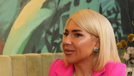 JOVANA JEREMIĆ SAMO U PEŠKIRU Voditeljka se snimala u nikad izazovnijem izdanju: U pauzi od posla