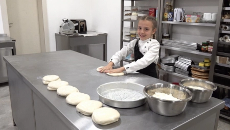 LENA (9) IZ OBRENOVCA PRAVI NAJBOLJI BUREK U SRBIJI Kore razvlači kao najveštiji pekar, pitu smota za 15 minuta