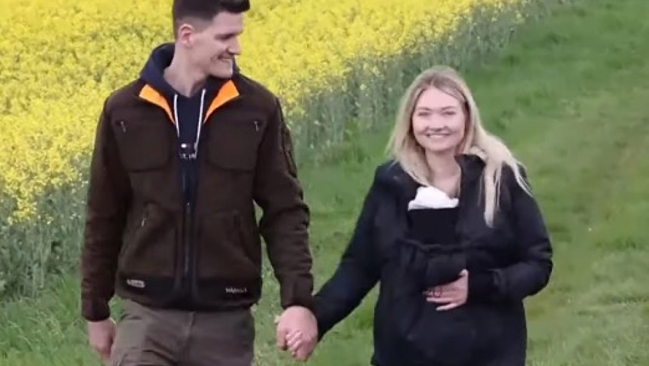 UZEO TRAKTOR I KOSILICU DA ZAPROSI DEVOJKU Hteo da joj priredi iznenađenje, pa zaboravio jednu važnu stvar...hit snimak će vas nasmejati do suza!