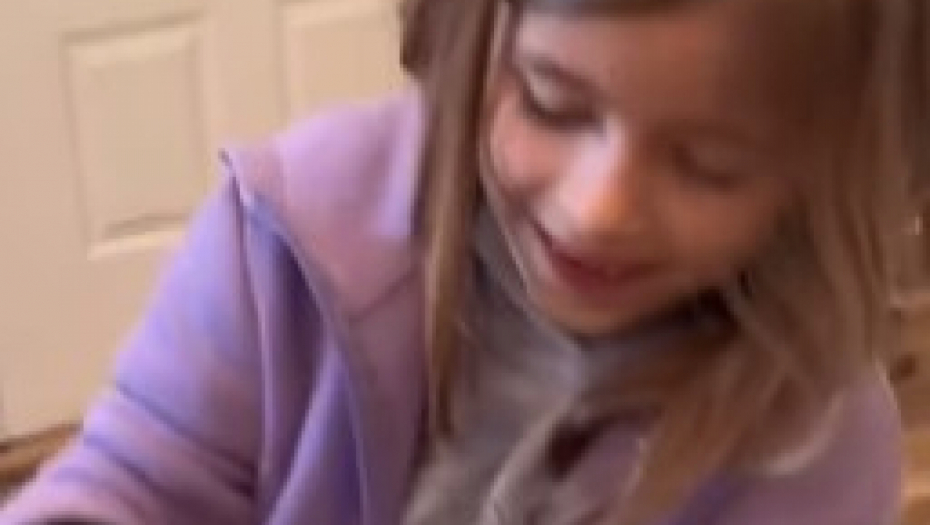 DEVOJČICA NAPUNILA DŽEP OD JAKNE Kada je majka otkrila šta je unutra, umalo se nije onesvestila od šoka! (VIDEO)