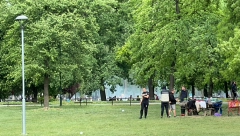 TINEJDŽERI UNIŠTAVALI PO ADI PRE NEGO ŠTO SU NASMRT PRETUKLI ČUVARA Vlasnik obližnjeg lokala otkrio šta je video na sigurnosnim kamerama