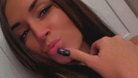 VRELI SNIMAK POLICAJKE VERE NAPRAVIO SKANDAL Igrala šefu u krilu pa otpuštena - napravila je samo jednu grešku!