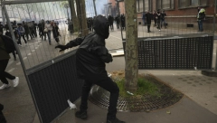 HAOS NA ULICAMA PARIZA Demonstranti razbijaju izloge, policija upotrebila palice (FOTO/VIDEO)