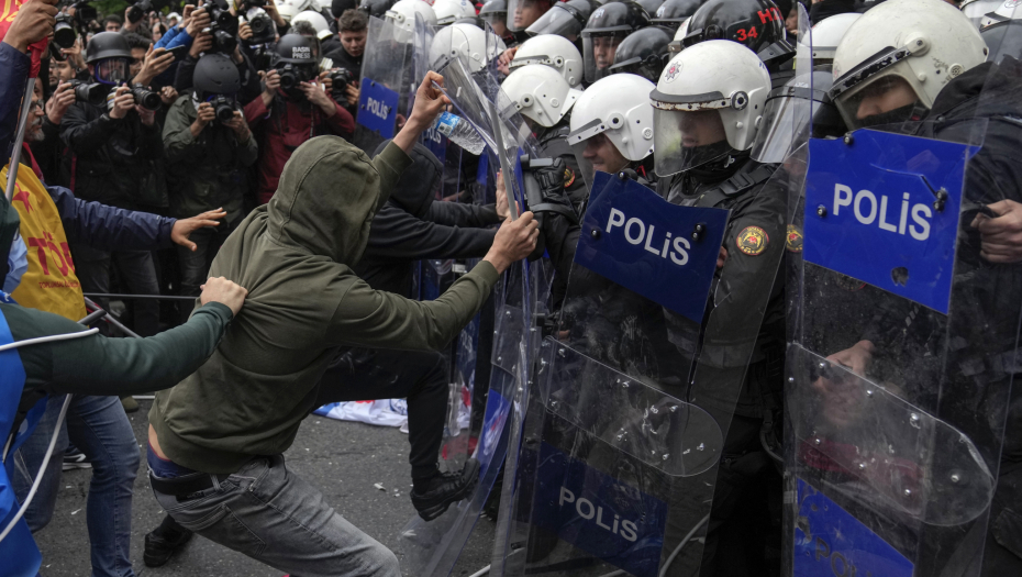 HAOS NA ULICAMA ISTANBULA Tuča policije i demonstranata u Turskoj (FOTO)