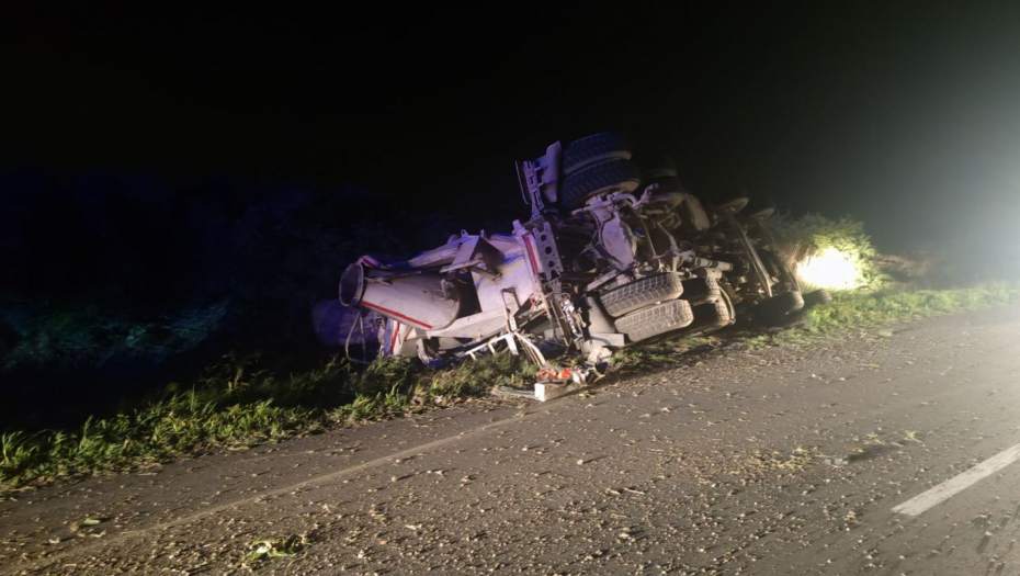 AUTOMOBIL POTPUNO SMRSKAN Stravična saobraćajna nesreća kod Pančeva! Ima povređenih (FOTO)