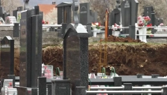 NIŠTA IM NIJE SVETO, VANDALI DEMOLIRALI GROB POKOJNIH DRAGICE I MILORADA! Haos na groblju u Surdulici!